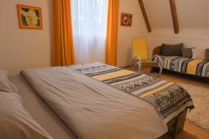 - une chambre avec deux lits et une chaise jaune dans l'établissement 4NORTH Mountain house on the Durmitor's ring, à Plužine