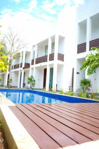 um hotel com piscina em frente a um edifício em Ananthara Resort em Anuradhapura