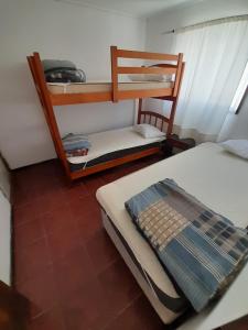 een slaapkamer met 2 stapelbedden en een spiegel bij Cabañas Herradura Oriente in Coquimbo