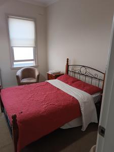 Een bed of bedden in een kamer bij Neutral Bay Guest House top of Hayes Street Wharf