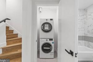 - un lave-linge dans une salle de bains située à côté d'un escalier dans l'établissement Modern & Colorful ~ 5* Location, à Washington 29 autres photos