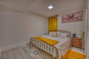 une chambre avec un lit et un tableau au mur dans l'établissement Modern & Colorful ~ 5* Location, à Washington