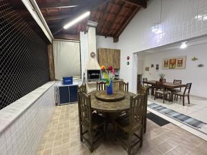 eine Küche und ein Esszimmer mit einem Tisch und Stühlen in der Unterkunft Maravilhosa Cobertura Apto com Vista para o Mar - Praia da Enseada em Ubatuba in Ubatuba