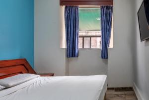 a bedroom with two beds and a window at Hotel Florida, Centro Histórico in Mexico City