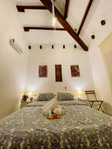 - une chambre avec un grand lit dans l'établissement Villa Paradise, urban oasis by -Toprentalsbarcelona-, à Esplugues de Llobregat