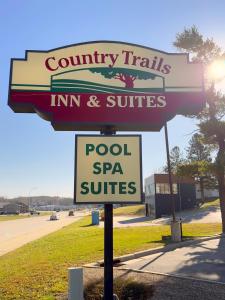 um sinal para uma estalagem e suites de trilhas para o campo em Country Trails Inn &Suites em Lanesboro