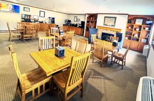 Lanesboro的住宿－Country Trails Inn &Suites，用餐室配有木桌和椅子