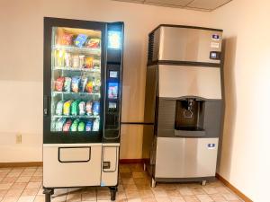 uma máquina de venda automática com bebidas dentro em Country Trails Inn &Suites em Lanesboro