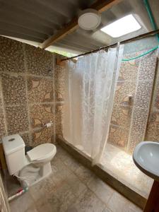 a bathroom with a toilet and a sink at Finca La Divisa. Senderos de la Montaña in Pereira
