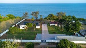 uma vista aérea de uma casa e do oceano em Mwambani Beach Villas em Tanga