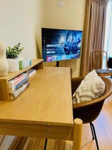 TV a/nebo společenská místnost v ubytování Cloud 9 Guest Suite