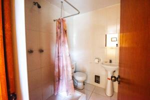 チバイにあるLa Posada de Luceroのバスルーム(トイレ、シャワーカーテン付)