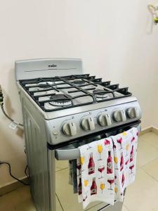a stove in a kitchen with towels on it at Acogedor departamento, centrico aeropuerto de Tocumen in Salsipuedes