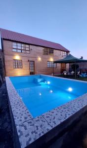 路納宛納的住宿－Cabaña VILLA ANGÉLICA-LUNAHUANA，一座大蓝色游泳池,位于房子前