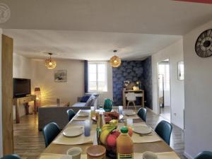 - une salle à manger et un salon avec une table et des chaises dans l'établissement Appartement Saint-Galmier, 3 pièces, 4 personnes - FR-1-496-276, à Saint-Galmier