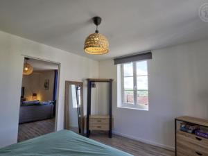 Posteľ alebo postele v izbe v ubytovaní Appartement Authentique et Confortable avec Wifi, Parking Gratuit et Cuisine Équipée à Saint-Galmier - FR-1-496-276 + 24 fotografií