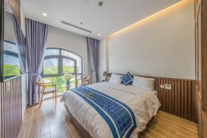 - une chambre avec un lit et une grande fenêtre dans l'établissement Hồng Ngọc Hotel, à Ðông Thôn