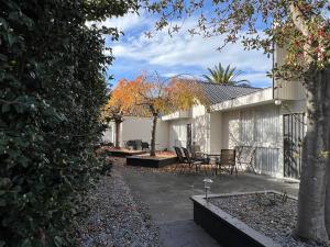 patio con mesa y sillas en Diplomat Motel, en Christchurch