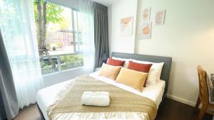 ホアヒンにあるBaan Kun Koey Condo Huahin B103,Pool View,Heart of Huahin,Near Blue Ports,300m from Beachのベッドルーム1室(枕付きのベッド1台、窓付) +22枚の写真