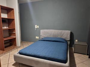 a bed in a room with a blue blanket at Casa Valentina in Sayula