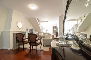 uma sala de estar com cadeiras e uma lareira em Casa Cecilia Meireles em Ponta Delgada