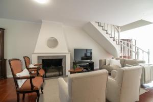 uma sala de estar com um sofá e uma lareira em Casa Cecilia Meireles em Ponta Delgada