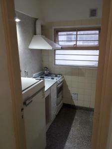 Il comprend une cuisine équipée d'une cuisinière et d'un évier. dans l'établissement Departamento Cardiel, à Mar del Plata