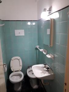 une salle de bain avec toilettes et lavabo dans l'établissement Departamento Cardiel, à Mar del Plata