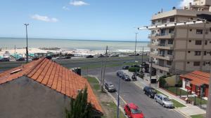 une vue d'une rue avec des voitures garées à côté d'un bâtiment dans l'établissement Departamento Cardiel, à Mar del Plata