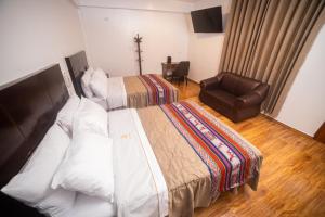 豪哈的住宿－Zavala Hotels & Resorts，酒店客房,配有两张床和椅子