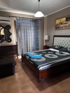 Tempat tidur dalam kamar di house into a paradise of kefalos