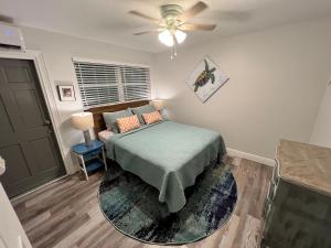 - une chambre avec un lit et un ventilateur de plafond dans l'établissement 875 Oasis 2, à Vero Beach