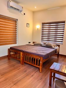 1 dormitorio con cama y ventana en Chittattinkara Ayurvilla Traditional wellness Retreat, en Trivandrum