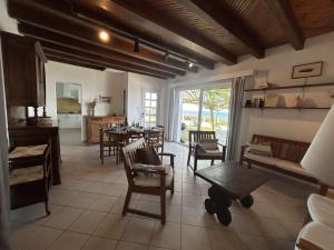 un ampio soggiorno con tavolo e sedie di Maison de 5 pièces avec jardin clos et vue sur mer à l'Herbaudière - FR-1-224B-223 a Noirmoutier-en-l'lle Altre 22 foto
