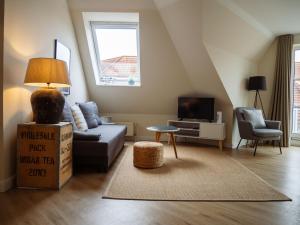 un soggiorno con divano e TV di App Ostseebrise a Timmendorfer Strand
