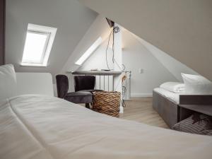 una camera con letto, scrivania e sedia di App Ostseebrise a Timmendorfer Strand