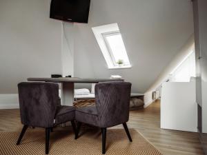 una sala da pranzo con tavolo e 2 sedie di App Ostseebrise a Timmendorfer Strand