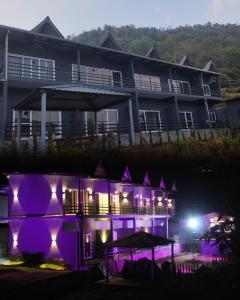 奈尼塔爾的住宿－Maakot，前面有紫色灯的建筑