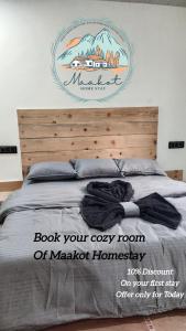 1 dormitorio con 1 cama con un cartel en la pared en Maakot en Nainital