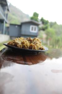 un plato de comida sobre una mesa en Maakot en Nainital