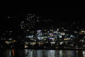 - Vistas a la ciudad por la noche con luces en Maakot en Nainital