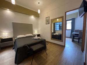 ein Schlafzimmer mit einem Bett und einem großen Spiegel in der Unterkunft Hotel Palace Puebla in Puebla