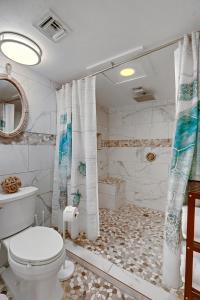 ein Bad mit einem WC und einer Dusche in der Unterkunft K and J Port Aransas in Padre Island