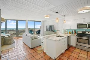 eine Küche und ein Wohnzimmer mit Meerblick in der Unterkunft K and J Port Aransas in Padre Island