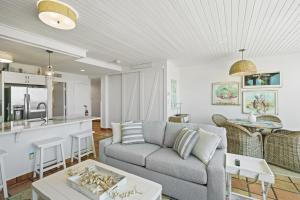 ein Wohnzimmer mit einem Sofa und einer Küche in der Unterkunft K and J Port Aransas in Padre Island