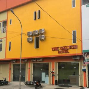 a yellow building with a sign that reads the onion market at The Galton Hotel in Baubau