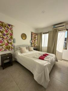 Un dormitorio con una cama grande con almohadas rojas. en Chajari Suites en Chajarí