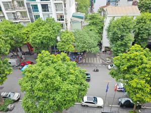 una vista aérea de un aparcamiento con coches y árboles en Hilton Garden Inn Hanoi, en Hanói