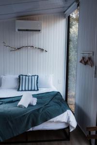 sypialnia z łóżkiem i dużym oknem w obiekcie Djindarup Retreat 1 w mieście Prevelly