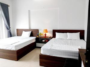 Un pat sau paturi într-o cameră la Nha Xanh Homestay